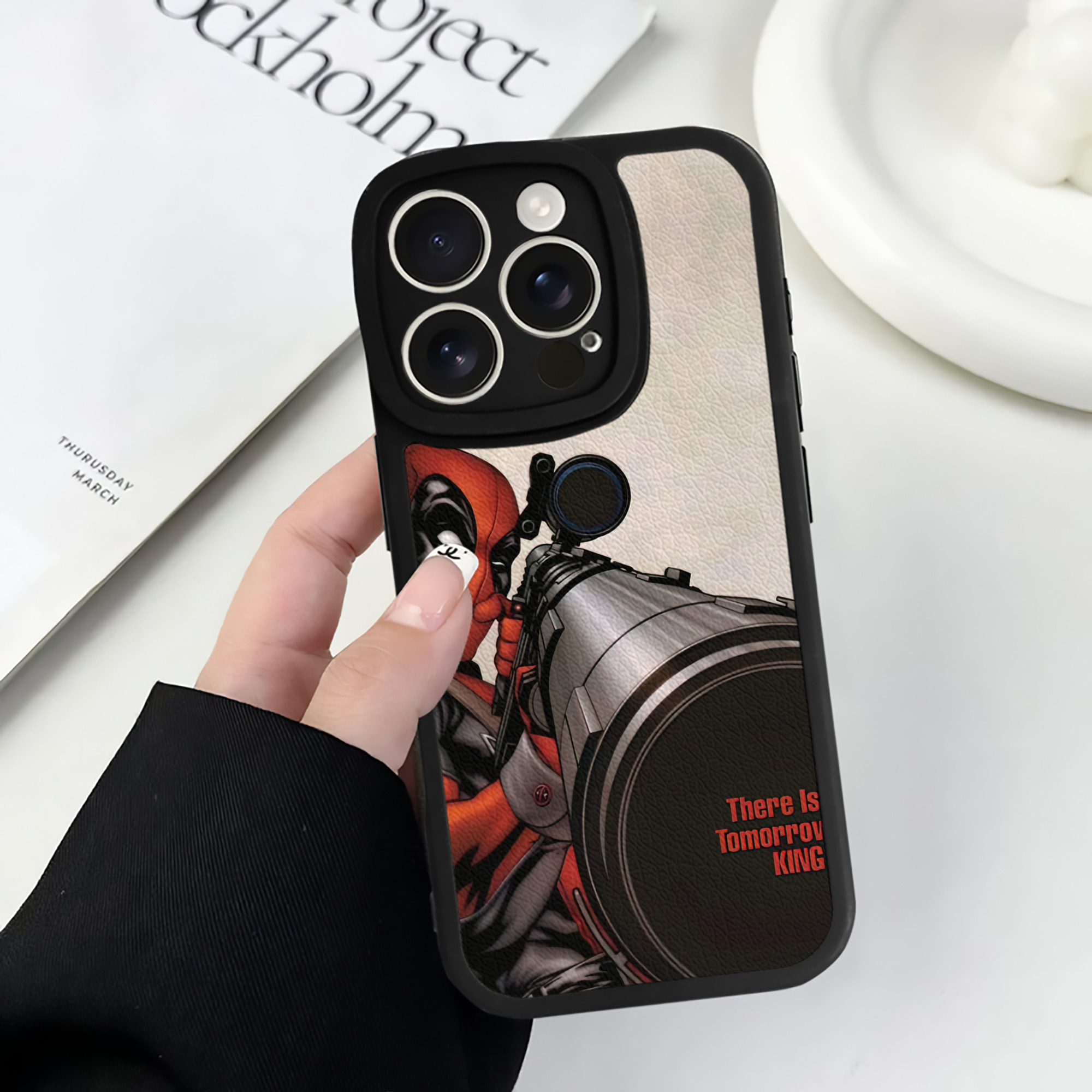 （画像用） Deadpool デッドプール 【iPhone 16シリーズ対応】シリコンスマホケース（レザー調） 材質：シリコン